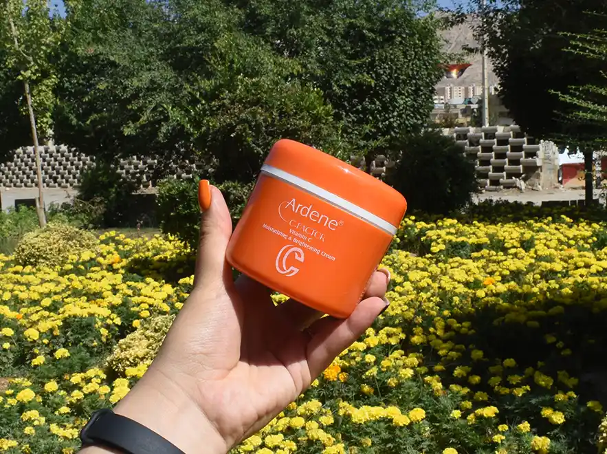 نقد و بررسی کرم روز کاسه ای مرطوب کننده و روشن کننده ویتامین سی آردن سی فکتور SPF15 وزن 150 گرم