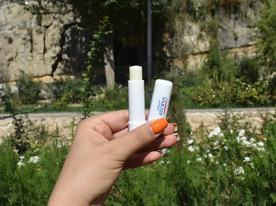 نقد و بررسی استیک مرطوب کننده و ترمیم کننده لب درای ریلیف آردن آتوپیا وزن 4.5 گرم