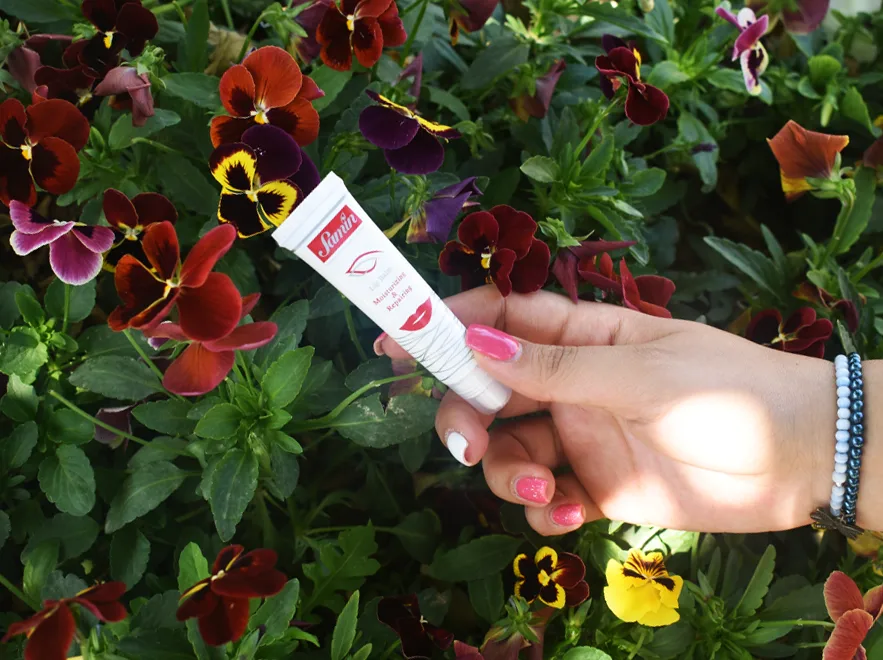 نقد و بررسی بالم لب مرطوب کننده و ترمیم کننده ثمین حجم 15 میلی لیتر