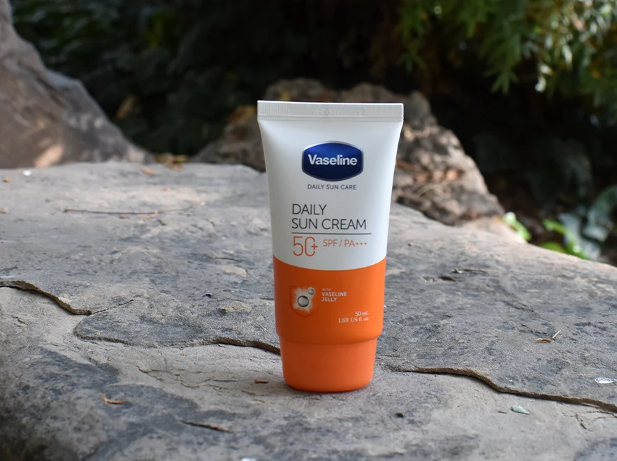 بررسی ترکیبات کرم ضد آفتاب بی رنگ انواع پوست وازلین SPF50 حجم 50 میلی لیتر