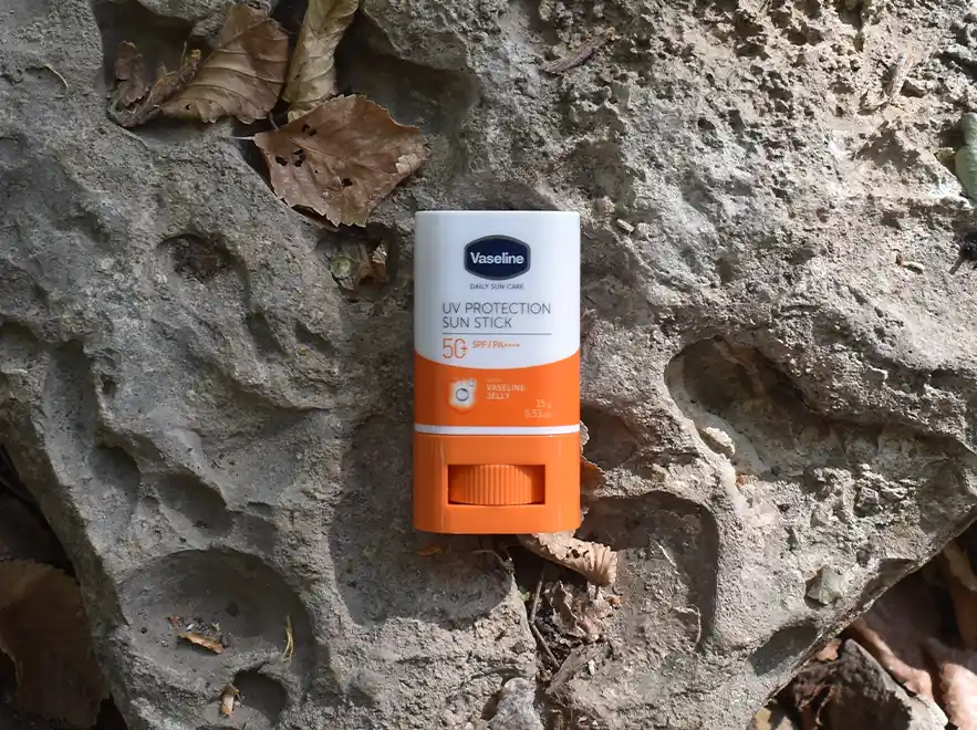 بررسی ترکیبات استیک ضد آفتاب بی رنگ انواع پوست وازلین SPF50 وزن 15 گرم