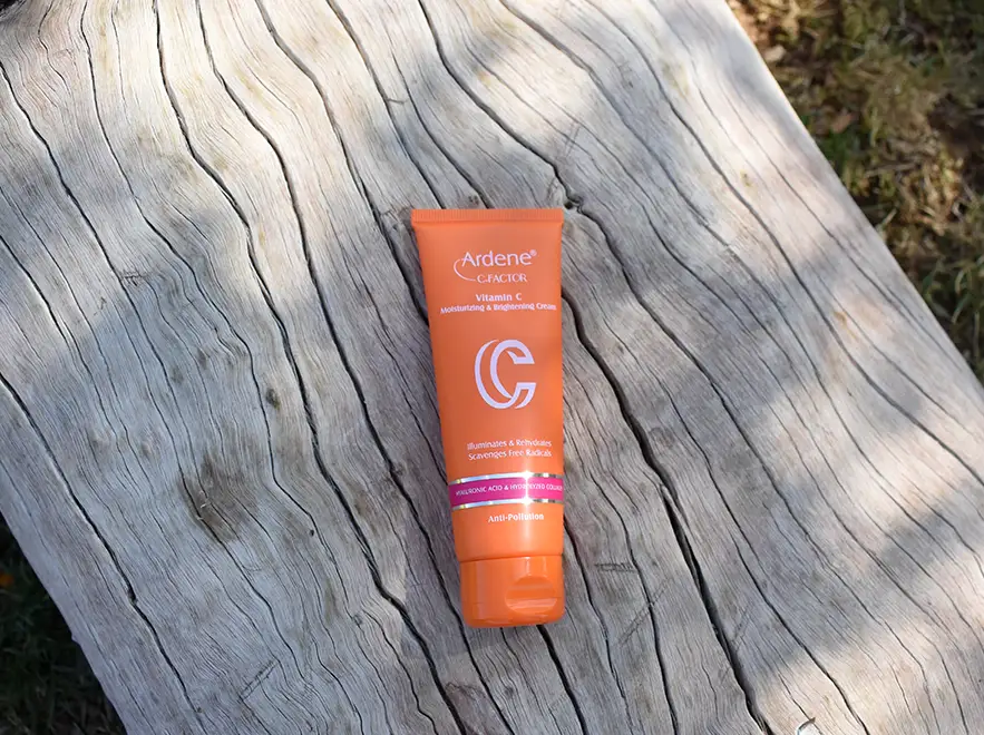 نقد و بررسی کرم روز تیوپی مرطوب کننده و روشن کننده ویتامین سی آردن سی فکتور SPF15 وزن 75 گرم