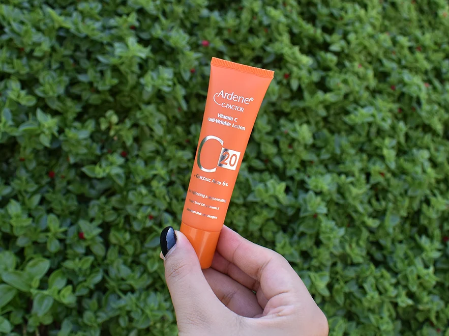 نقد و بررسی لوسیون ضد چروک و روشن کننده ویتامین سی C20 آردن سی فکتور وزن 30 گرم