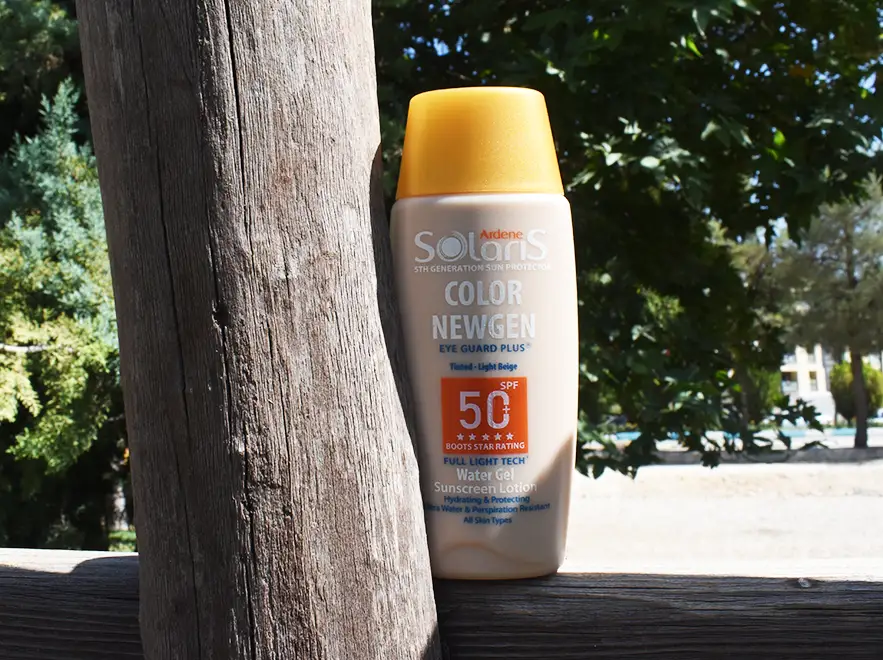 نقد و بررسی لوسیون ضد آفتاب بژ روشن فاقد چربی کالر نیوژن آردن سولاریس SPF50 حجم 75 میلی لیتر