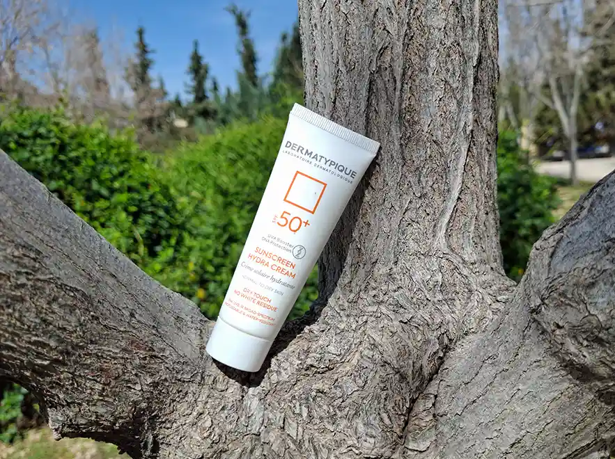 نقد کرم ضد آفتاب بی رنگ پوست های خشک و معمولی درماتیپیک SPF50 حجم 50 میلی لیتر