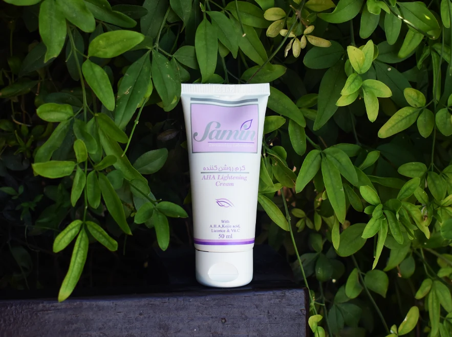 نقد و بررسی کرم روشن کننده و لایه بردار AHA 12 درصد ثمین حجم 50 میلی لیتر