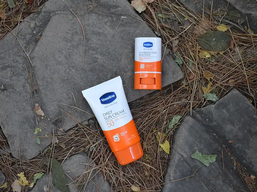 نقد و بررسی کرم ضد آفتاب بی رنگ انواع پوست وازلین SPF50 حجم 50 میلی لیتر