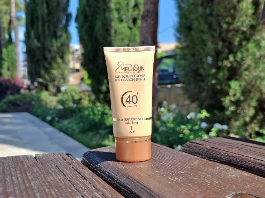 نقد و بررسی کرم ضد آفتاب بژ روشن پوست های چرب و حساس مدیسان SPF40 حجم 30 میلی لیتر