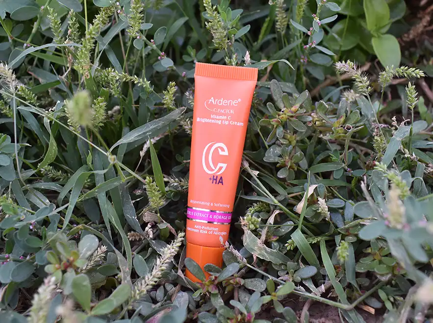 نقد و بررسی کرم روشن کننده لب ویتامین سی آردن سی فکتور وزن 12 گرم