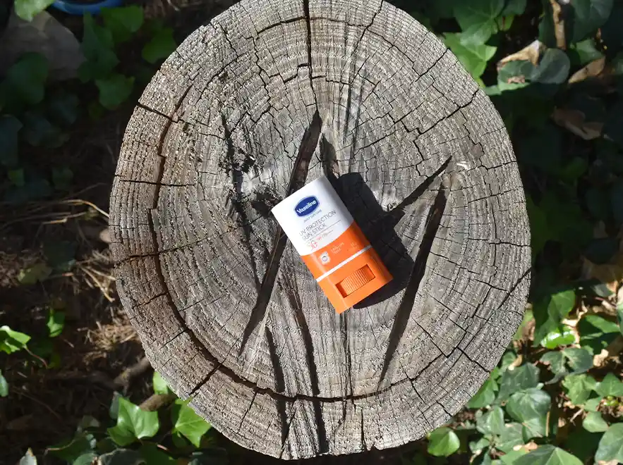 نقد و مقایسه استیک ضد آفتاب بی رنگ انواع پوست وازلین SPF50 وزن 15 گرم
