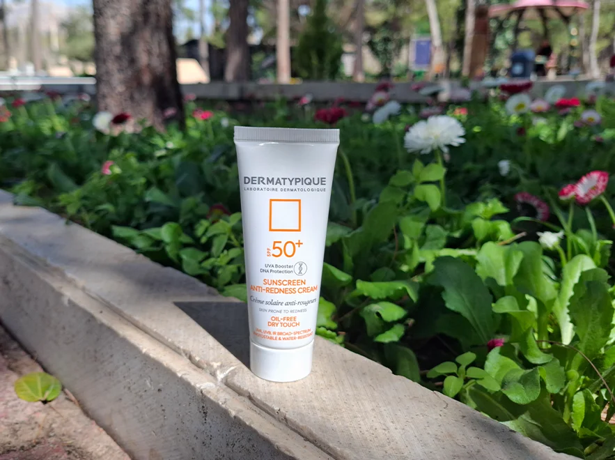 نقد و بررسی کرم ضد آفتاب بی رنگ پوست های قرمز و حساس درماتیپیک SPF50 حجم 40 میلی لیتر