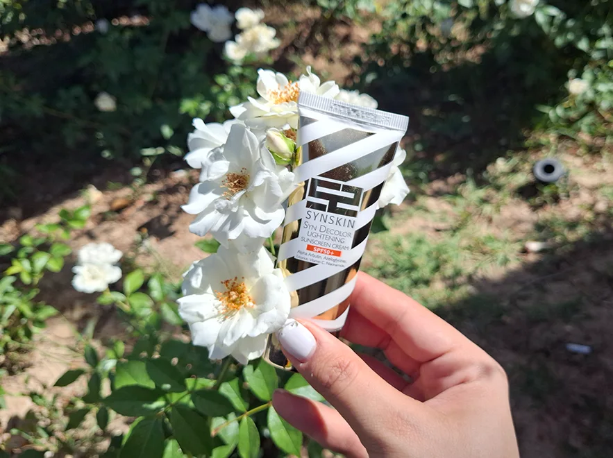 نقد و بررسی ژل کرم ضد آفتاب روشن کننده بی رنگ ساین اسکین SPF50 حجم 50 میلی لیتر