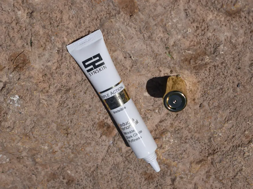 نقد و بررسی کرم دور چشم سه کاره بی رنگ ساین اسکین حجم 20 میلی لیتر