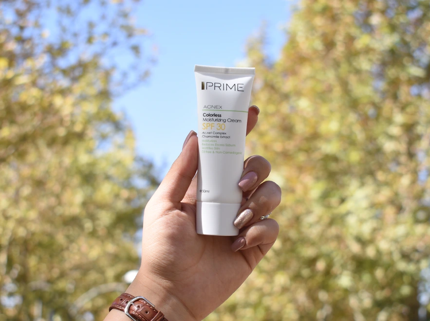 نقد و بررسی کرم مرطوب کننده بی رنگ پوست های چرب پرایم SPF30 حجم 50 میلی لیتر