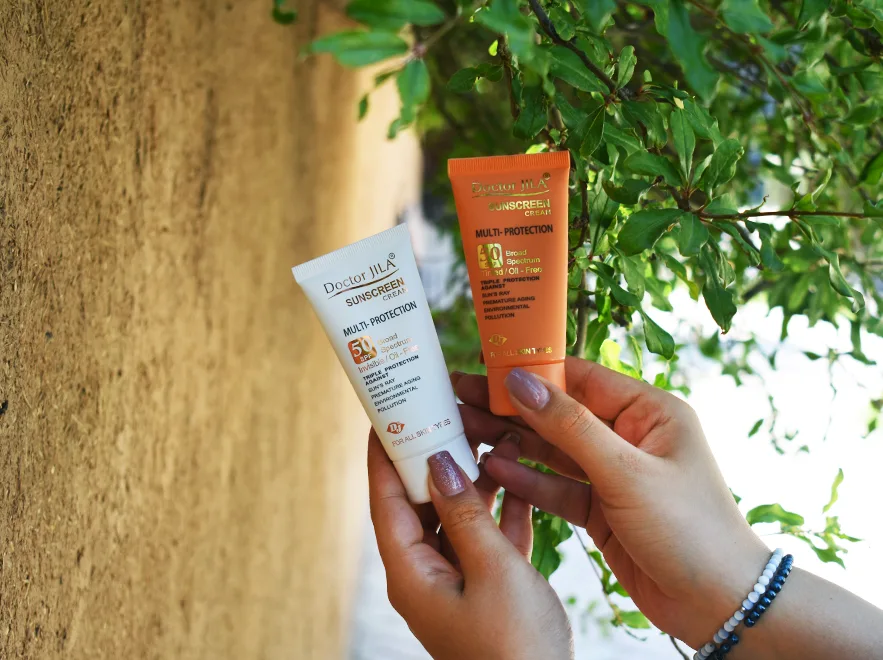 نقد و بررسی کرم ضد آفتاب بی رنگ مولتی پروتکشن دکتر ژیلا SPF50 حجم 50 میلی لیتر