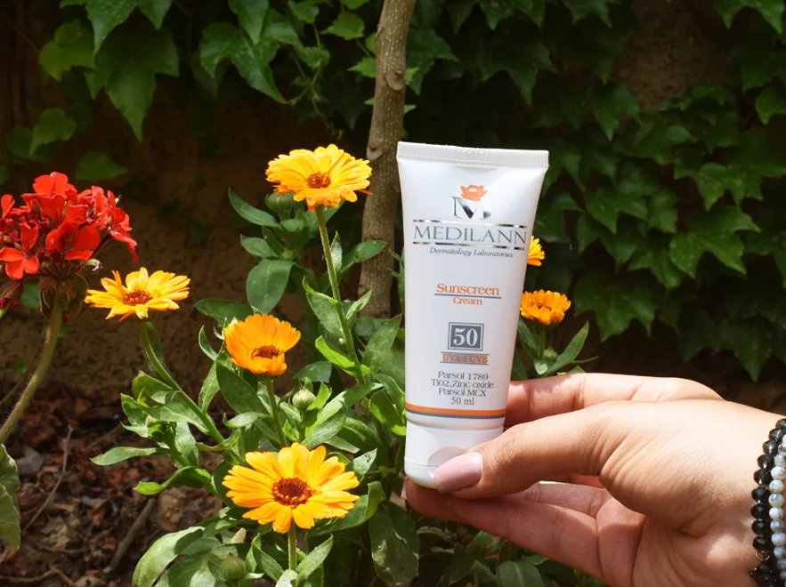 نقد و بررسی کرم ضد آفتاب بژ روشن پوست های خشک و معمولی مدیلن SPF50 حجم 50 میلی لیتر