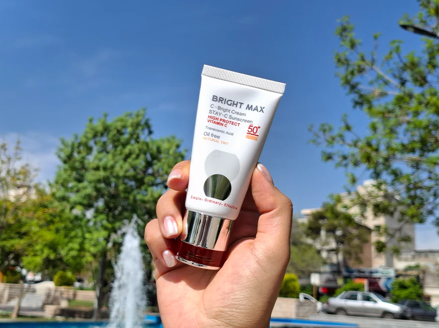 نقد و بررسی کرم ضد آفتاب ویتامین سی بژ طبیعی برایت مکس SPF50 حجم 50 میلی لیتر