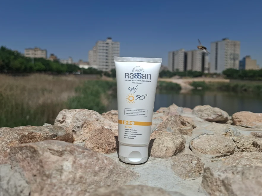 نقد و بررسی کرم ضد آفتاب بی رنگ پوست های چرب و جوشدار راسن SPF50 حجم 40 میلی لیتر