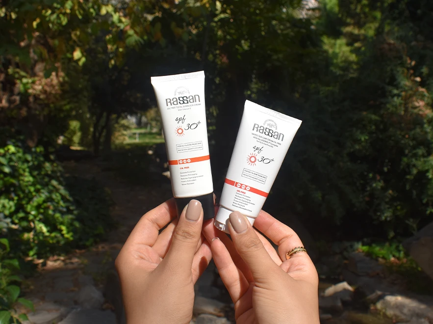 نقد و بررسی کرم ضد آفتاب بی رنگ پوست های چرب و جوشدار راسن SPF30 حجم 40 میلی لیتر