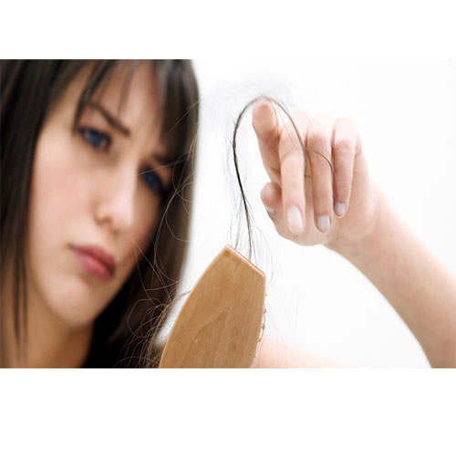 ریزش مو در خانم ها:  دلایل و راهکارها