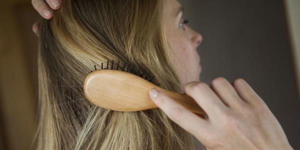 9 اشتباه رایج که باعث می شود موهایتان چرب شود